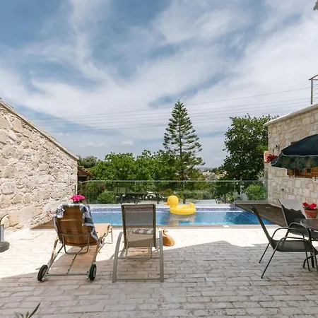 Villa Stonehouse With Private Swimming Pool