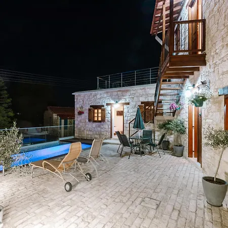 Stonehouse With Private Swimming Pool بيت للعطل