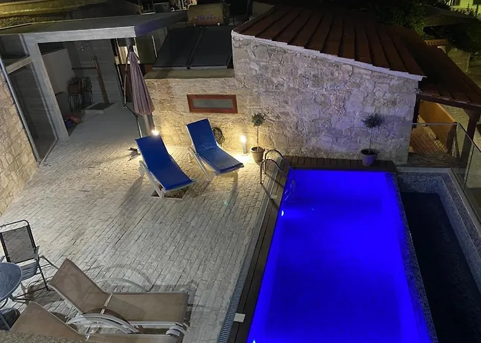 Stonehouse With Private Swimming Pool